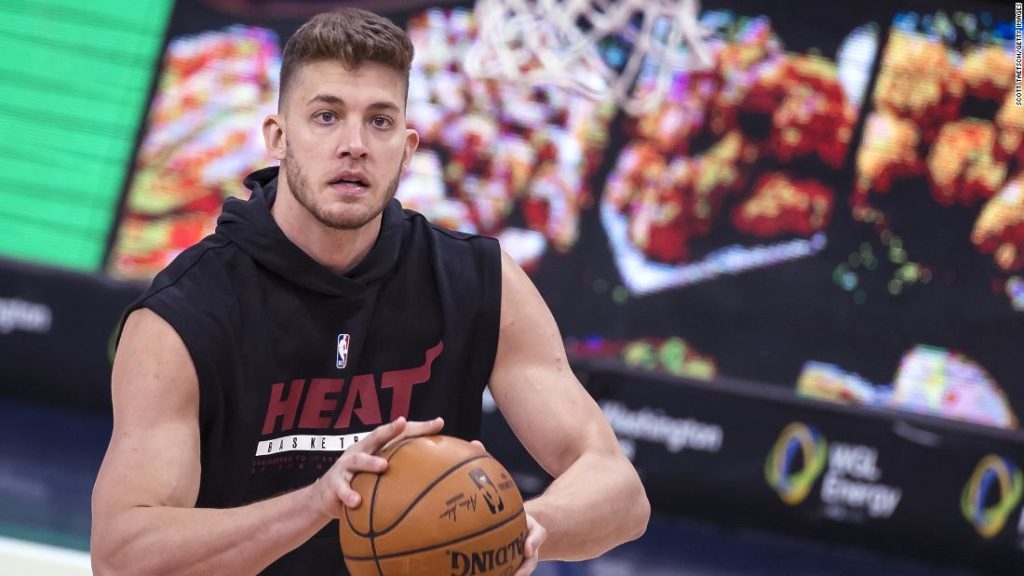 Ο Meyers Leonard των Miami Heat και μέλος της FaZe Clan έκανε αντισημιτικές προσβολές στο Twitch και στη συνέχεια απολογήθηκε