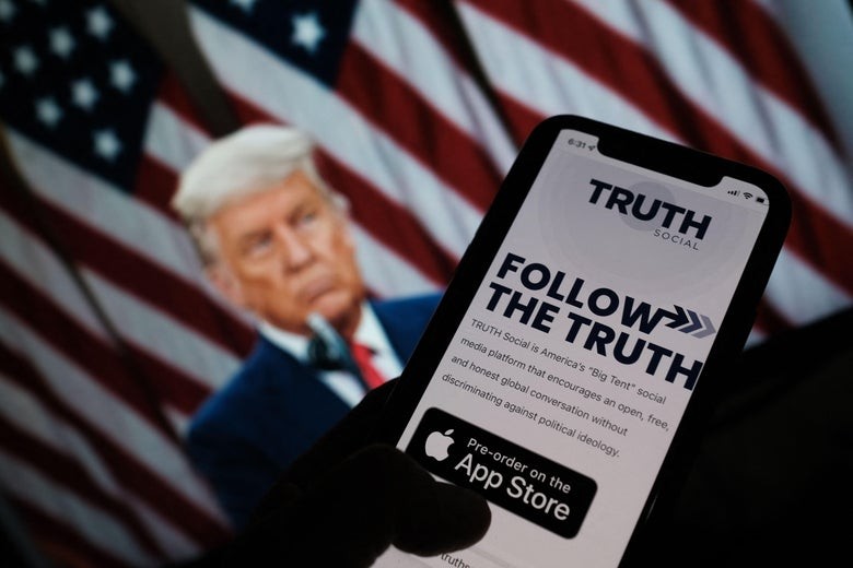 Ο Donald Trump ανακοίνωσε το δικό του social network με το όνομα TRUTH