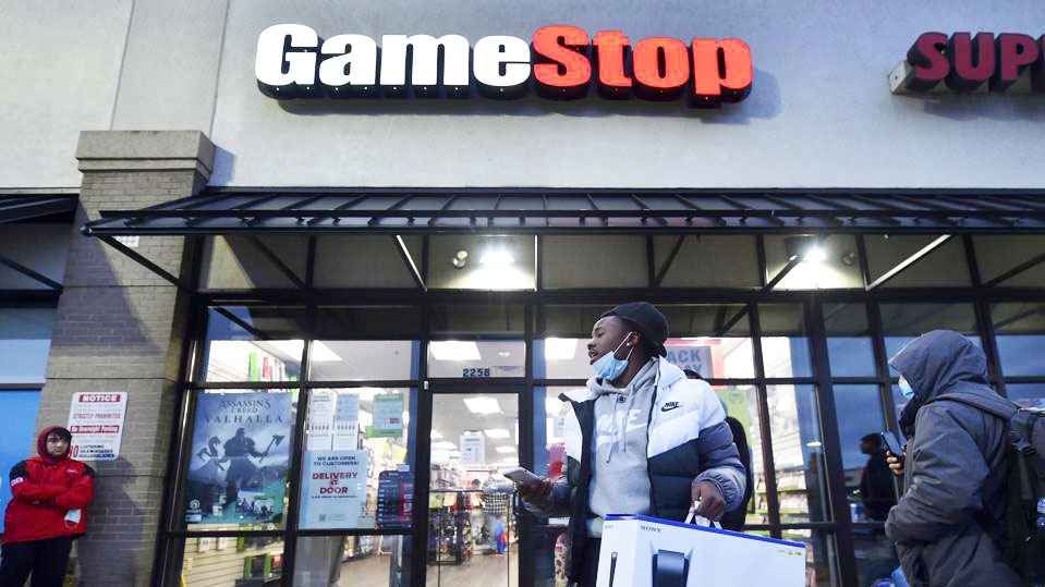 GameStop: Επενδυτές κέρδισαν ή έχασαν αντίστοιχα εκατομμύρια δολάρια από τις μετοχές