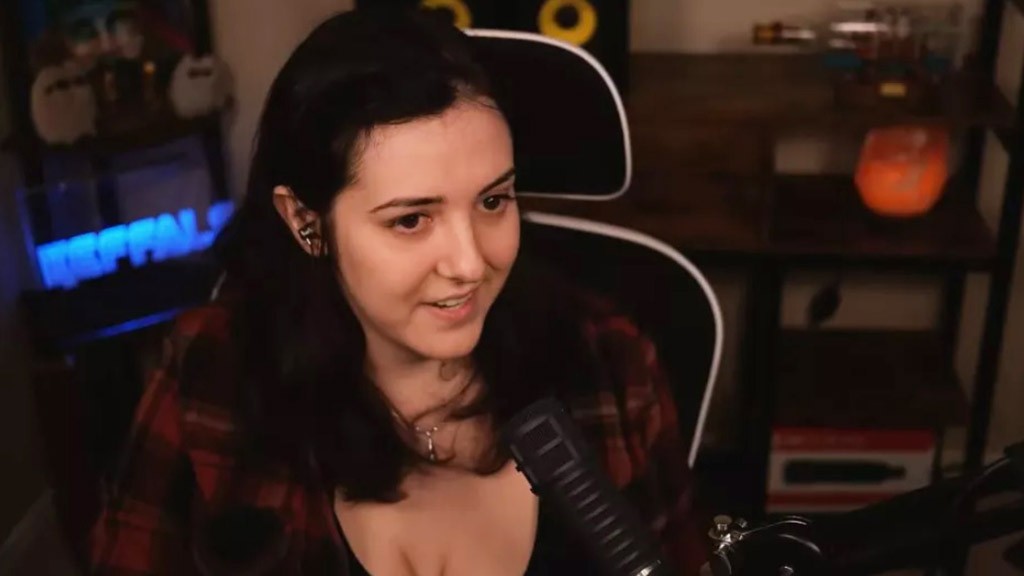 Η τραvς streamer Clara Sorrenti (Keffals) λέει ότι το Twitch της έριξε ban γιατί έδειχνε τρανσφοβικές προσβολές που της έλεγαν