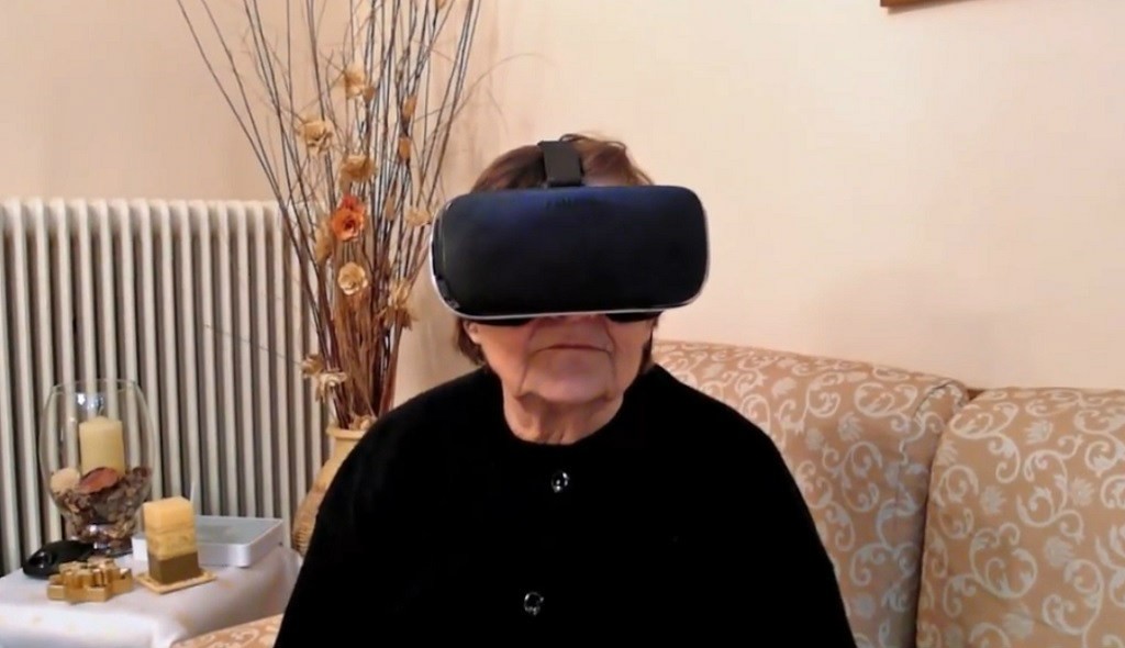 Ελληνίδα γιαγιά δοκιμάζει VR headset